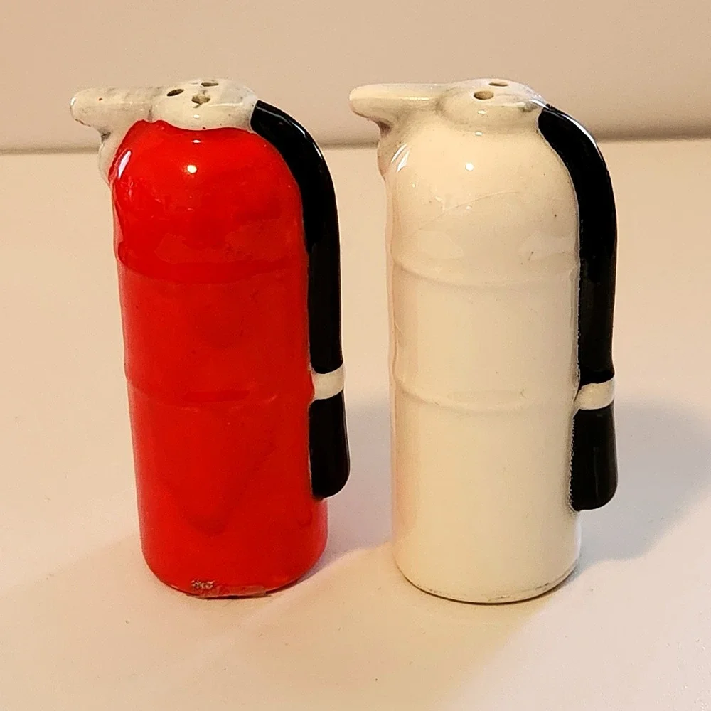 Vintage 1992 Enesco Fire Extinguisher Salt and Pepper Shakers - Picture 3 of 8